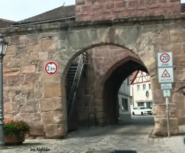 Durch dieses Tor musste man hindurch fahren, um in dieses alte Städtchen zu gelangen. | Foto: Iris Alefelder