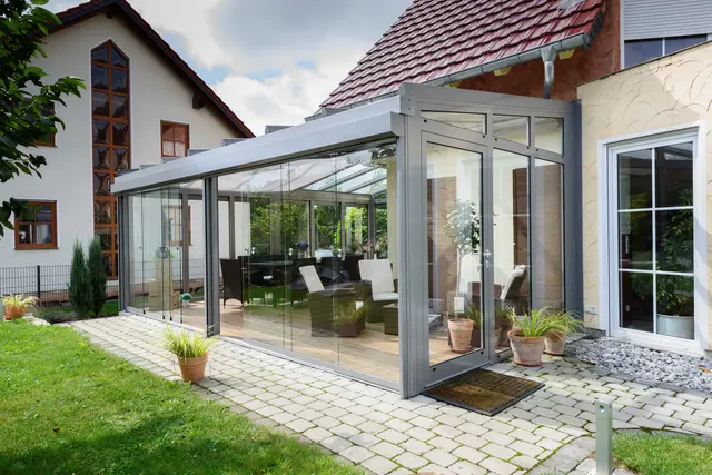 Ein „Glashaus“ beziehungsweise ein „Sommergarten“ erlauben eine erhebliche Verlängerung der Freiluftsaison, auch wenn das Objekt nicht wie ein vollwertiger Wohnraum genutzt werden kann.
 | Foto: DJD/Bundesverband Wintergarten e.V.