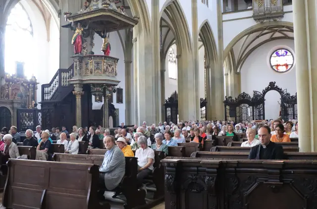 gut besuchte Basilika beim Orgelkonzert