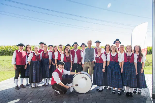 Musikerinnen und Musiker des JBO Meitingen und Dr. med. dent. Ralph Heel