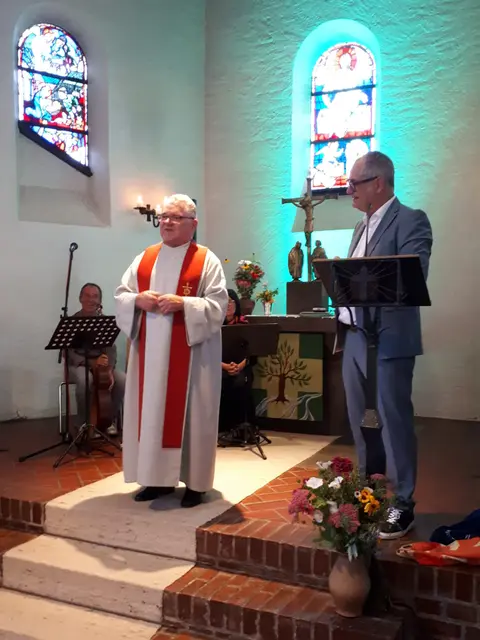 Michael Wörle, Erster Bürgermeister, zeichnet Diakon Christian Wolf bei seiner Verabschiedung mit der Verdienstmedaille der Stadt Gersthofen für sein Engagement in der Ballonstadt. | Foto: Stadt Gersthofen (Sabine Owens)