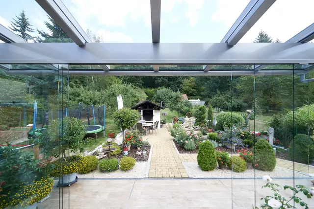 Das Terrassendach mit schützenden Glaselementen schützt vor Regen und Wind. | Foto: DJD/Bundesverband Wintergarten e.V.