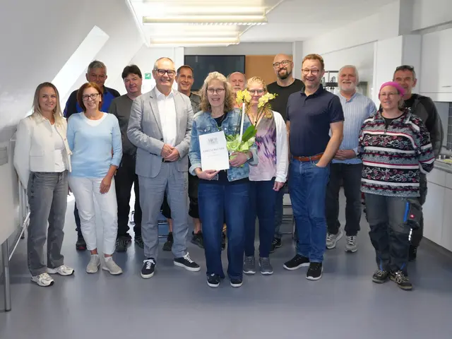 Gemeinsam mit Michael Wörle, Erster Bürgermeister, gratulierte das gesamte Team Carmen Moucka zum 40-jährigen Dienstjubiläum. | Foto: Stadt Gersthofen (Kai Schwarz)