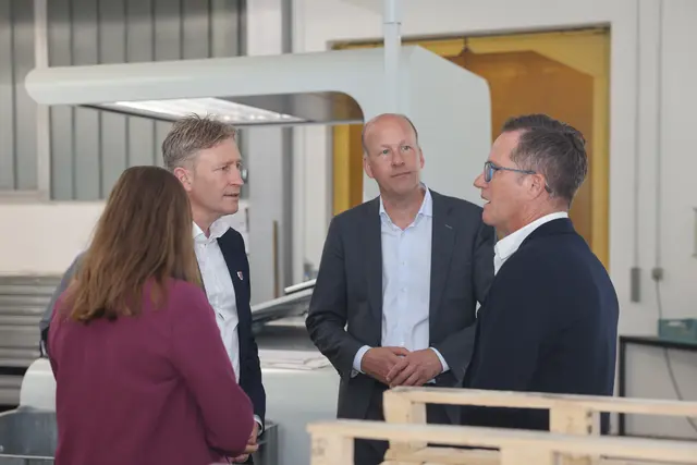 Bei einer Führung durch die Druckerei Bayerlein erhielten Landrat Martin Sailer (Zweiter von rechts) und Richard Greiner, Erster Bürgermeister von Neusäß (Zweiter von links), von Geschäftsführer Christian Bayerlein (rechts) einen Einblick in modernste Druckverfahren.
 | Foto: Lina Prinzensing