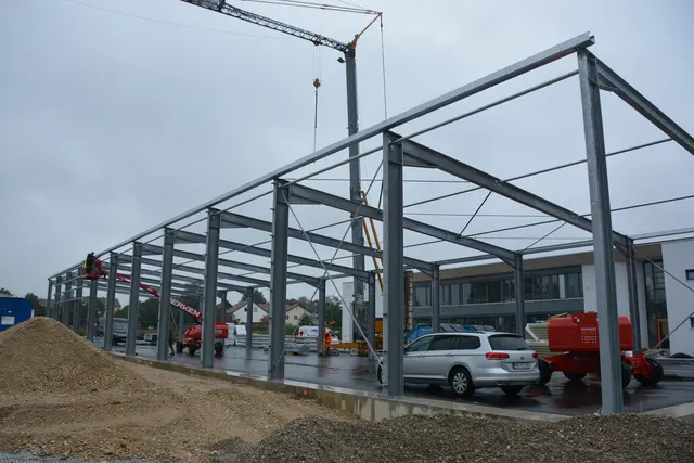 Aktuell wird die 55 Meter lange und 12,50 Meter breite Außenhülle auf Betonfundamenten errichtet. | Foto: Stadt Neusäß