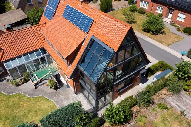 Bauen mit Glas bringt Helligkeit in den Wohnbereich, das Haus öffnet sich gewissermaßen zum umgebenden Garten. | Foto: DJD/Bundesverband Wintergarten e.V.