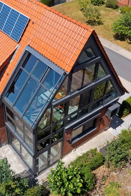 Träumen ist erlaubt: Bauen mit Glas sorgt für mehr Licht im Wohnbereich und öffnet das Haus der umgebenden Natur. | Foto: DJD/Bundesverband Wintergarten e.V.