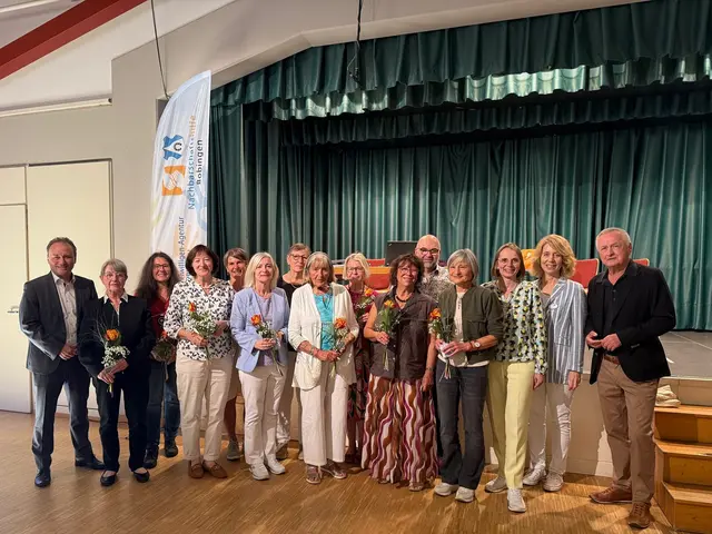 Den anwesenden Ehrenamtlichen wurde im Rahmen der Jubiläumsfeier die Ehrenamtskarte des Landkreises überreicht. Mit auf dem Foto: Erster Bürgermeister Klaus Förster (links im Bild), Vorstandsvorsitzender der Sozialstation Jürgen Reichert (1.v.r.), Geschäftsführerin der Sozialstation Regina Weinkamm (2.v.r.) und Leiterin der Nachbarschaftshilfe Sabine Frenkenberger (3.v.r.) | Foto: Eva-Maria Gürpinar