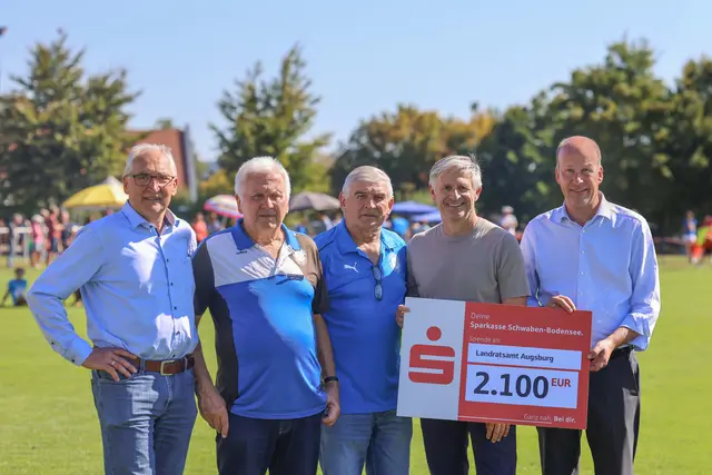 (v. l. n. r.) Stellvertretender Landrat Hubert Kraus, Johann Kohler, Ludwig Furnier, Dr. Wolfgang Zettl und Landrat Martin Sailer.
 | Foto: Lina Prinzensing