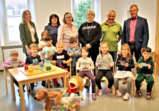 Die Fischgruppe ist in das Kinderhaus am Bahnhof eingezogen und erhielt jüngst Besuch von Verantwortlichen der Stadt Lauingen (von links): Kindergartenkoordinatorin Tanja Kirstein, das Dreier-Team der Fischgruppe Angelika Huber, Marion Breskott und Saskia Spielberger, Gesamtleiter Kinderhaus am Bahnhof Martin Rehm und Zweiter Bürgermeister Albert Kaiser sowie die Kinder der Fischgruppe. | Foto: Heike Siebert