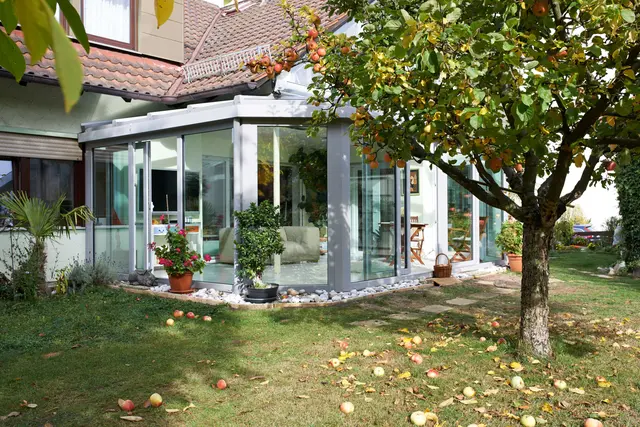 Ein Wintergarten in Wohnraumqualität: Garten und Natur können auf diese Weise unmittelbar erlebt werden. | Foto: DJD/Bundesverband Wintergarten e.V.