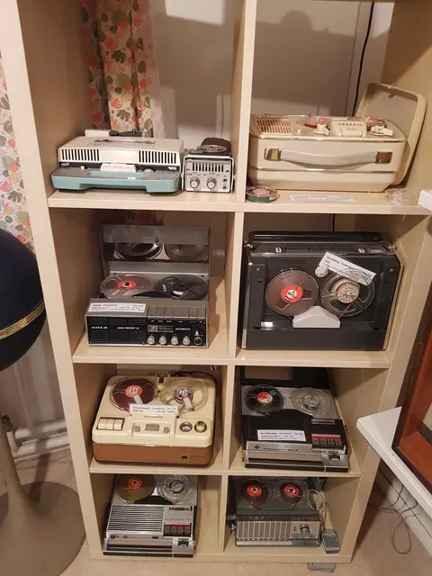 Natürlich befinden sich auch kleinere Geräte in der Tonband-Sammlung. Reinhold Mayer freut sich immer wieder, wenn er diese Geräte vorführen darf. | Foto: Otto Killensberger