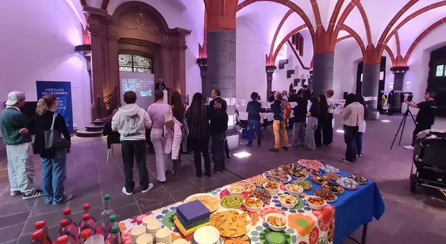 Rede Initiator Hans Robert Hiegel vor Gästen, Preisträgern und Buffet