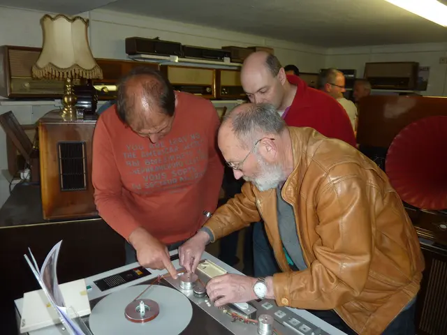 Hier legt Mayer gerade ein Band in das Bandgerät Telefunken M15 Studiomaschine. Mit diesem Gerät hat die Rundfunkjournalistin Barbara Kostolnik, ihre erste Sendung im BR produziert. Kostolnik hat dieses Gerät als Leihgabe dem Radio- und Telefonmuseum überlassen. | Foto: Otto Killensberger