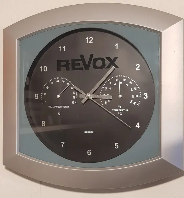 Schweizer Präzission: auch die Revox Wanduhr. | Foto: Otto Killensberger