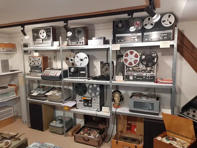 Ja hier stehen sie - die Liebelinge von Reinhold Mayer Tonbänder. Hier demonstriert und zeigt Mayer an den Öffnungstagen wie ein Tonband funktioniert und was den Unterschied in den Geräten ausmacht. | Foto: Otto Killensberger