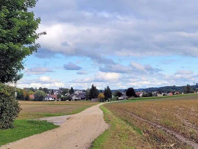 Der Steinerne Säulweg mit Rederzhausen | Foto: Dr. Hubert Raab