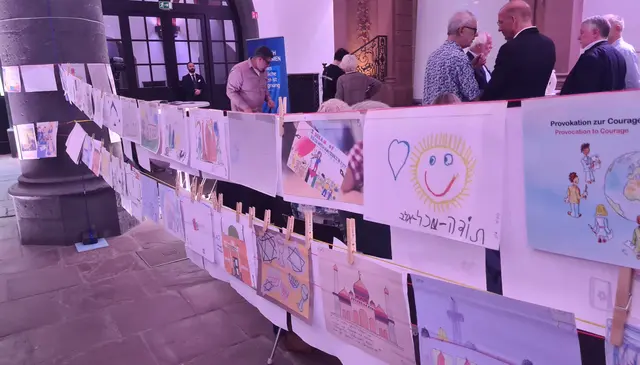 Kinderzeichnungen von Gotteshäusern in den Römerhallen, Frankfurt am Main