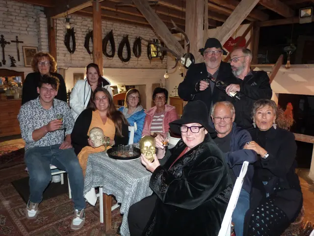 Im Bild von links um den Tisch: Angelika Schmid, Quirin Ludwig, Verena Römer, Nadine Berchtenbreiter, Jutta Stark, Roswitha Furch, Anton Stadtrecher, Stefan Mesch, Gabi Willer, Wolfgang Straubinger, Ursula Stark. | Foto: Theatergruppe Hausen