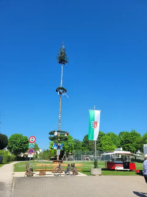 Kinderspielplatz am Feuerwehrhaus mit Maibaum | Foto: Dr. Hubert Raab