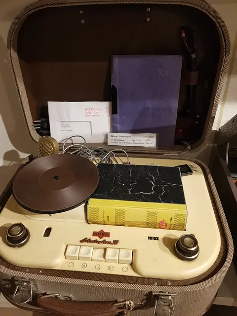 Ein ganz seltenes Gerät - das NORA Selectophon aus dem Jahre 1956. Tonband und Plattenspieler, was aussieht wie ein Buch ist das Tonband. Der Preis damals 768 Deutsche Mark. Dieses Gerät wurde von Günter Jakob aus Augsburg gespendet. | Foto: Otto Killensberger