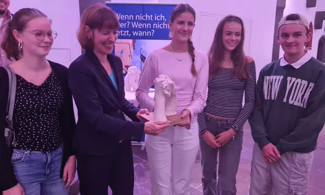 Übergabe 1. Preis an Gymnasium Nord durch Ministerin Heike Hofmann