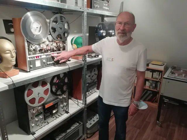 Reinhold Mayer, der Referent des Vortrags am Sonntag, 19. Oktober, ist seit Jahren ehrenamtlich sehr aktiv im Radio- und Telefonmuseum Wertingen. Er ist selbst Revox-Sammler, hier erklärt er die Funktion eines Revox-Tonbands. | Foto: Otto Killensberger