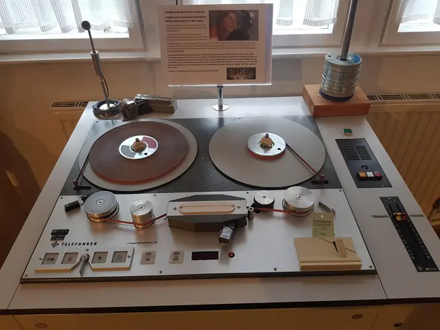 Das Bandgerät Telefunken M15 Studiomaschine. (Kultmaschine) Senkelmaschine / Tonbandmaschine / Hours Meter: 7250h, ¼ Zoll, Halbspur Stereo, 0,75 mm Trennspur und Vollspur, Löschkopf, Vacodur-Köpfe (im Gegensatz zu den Glasferrit-Köpfen, die ich selber noch nie gesehen habe) 38 und 19 cm/s. So eine Telefunken M15 Studio Maschine kostete etwa DM 80000 und ist ca. 65 bis 80 Kilo schwer. Die Profi-Motoren mußten also ganz andere Zugkräfte aufbringen und zwar ohne wenn und aber. Auch die Bandzug-Stabilisatoren waren auf robustes Material und dicke Motoren ausgelegt. Rechts der Druckguß- Kopfträger wog schon über ein Kilo.
Das Radio- und Telefonmuseum Wertingen sagt der Korrespondentin
Barbara Kostolnik Danke für die Leihgabe. 
 | Foto: Otto Killensberger