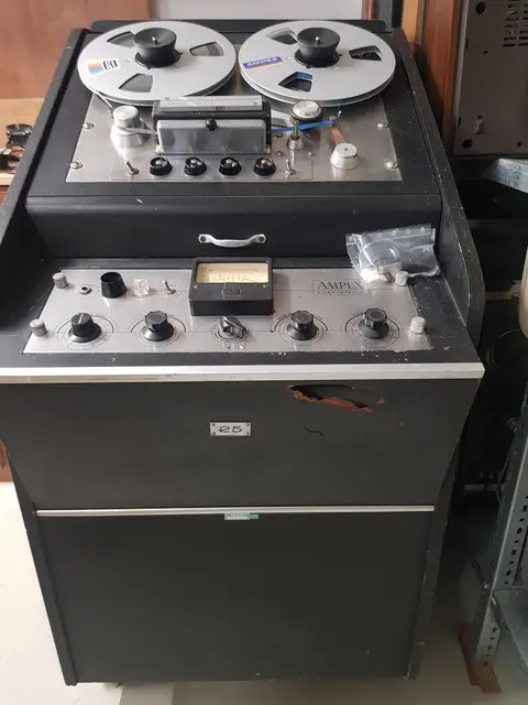 Auch eine Ampex-Bandmaschine steht im Tonband-Zimmer. Dieses Gerät war bei den Amerikanern im AFN-Tonstudio (American Forces Network, ein globales Netzwerk von Radio- und Fernsehsendern der US-Streitkräfte) im Einsatz. | Foto: Otto Killensberger
