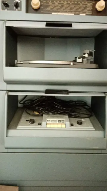 In diesem Schulrundfunk-Schrank von Siemens sind auch ein Plattenspieler und ein Tonband verbaut.  | Foto: Otto Killensberger