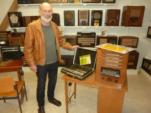 Ein als Aktenkoffer getarnter Kasettenrekorder spendete Reinhold Mayer dem Radio- und Telefonmuseum Wertingen. | Foto: Otto Killensberger