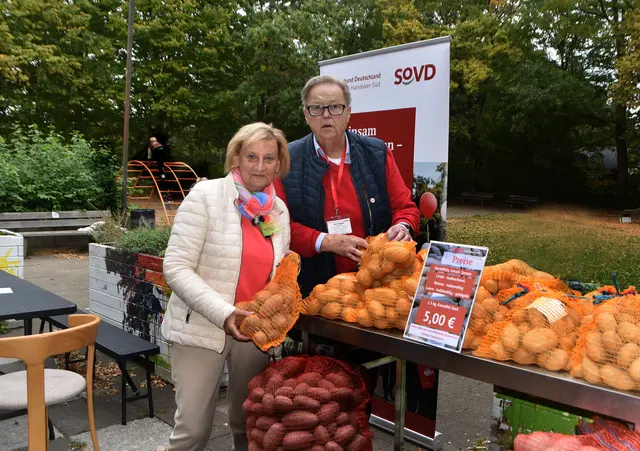 v.l.: Vize-Bezirksbürgermeisterin Gabi Jakob und SoVD-Vorsitzender Dirk Battke