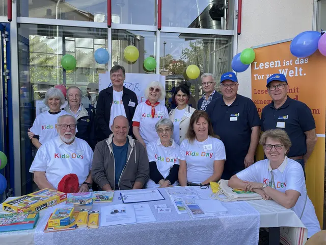 Gespannte Erwartung der Aktiven. Inge Maisch (hintere Reihe links) und der Schirmherr von Mentor Andreas Steinhöfel (vordere Reihe 2. von links) warten, was der Tag bringen wird. | Foto: Inge Maisch