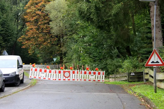 Foto: Die bis zu einem Meter tief abgesackte Straße "Dietrichstal" ist seit mehreren Jahren gesperrt – auch sonst gehört die Straße, die ua. als Zufahrt zum Großhotel Panoramic dient mit zu den schlechtesten in Bad Lauterberg