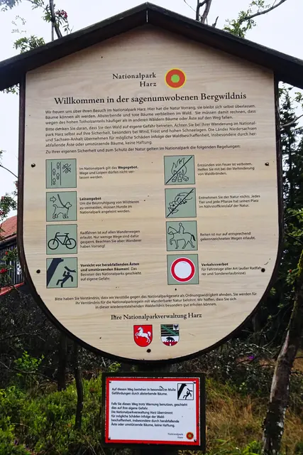 Infotafel über das Verhalten im Nationalpark Harz