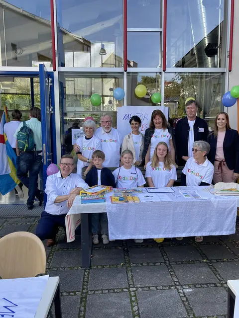 Mit einem kurzen Stopp an unserem Stand zeigten Astrid Wallmann, Präsidentin des hessischen Landtags und Dirk Bamberger, hessischer Landtagsabgeordneter für den Wahlkreis Marburg-Biedenkopf II wie wichtig ihnen das Lesenkönnen von Kinder und Jugendlichen ist. Fau Wallmann ist in der zweiten Reihe rechts zu sehen. Die Vorsitzende von Mentor Marburg Inge Maisch im Hintergrund links. | Foto: Inge Maisch