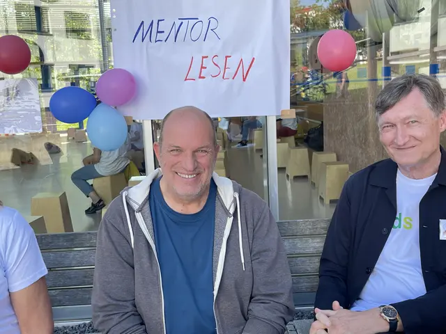 Der Schirmherr von MENTOR in Marburg der Autor Andreas Steinhöfel  (links) und der Präsident des Rotary Club Marburg, Prof. Vogelmeier sind gespannt, wer zu den Lesungen kommen wird | Foto: Inge Maisch