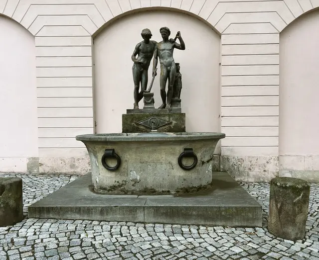 Der Ildefonso-Brunnen, auch Spiegelbrunnen genannt, wurde ursprünglich im Auftrag von Johann Wolfgang von Goethe für sein Haus am Frauenplan hergestellt.