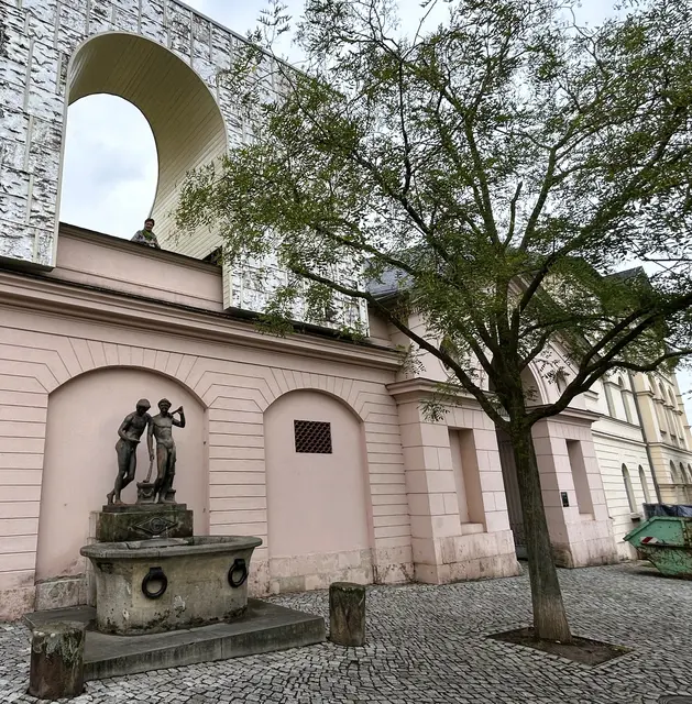 Während ich mich noch mit dem Brunnen beschäftigte, war meine Mitreisende bereits am Aussichtspunkt angelangt und winkte von oben herab:). 