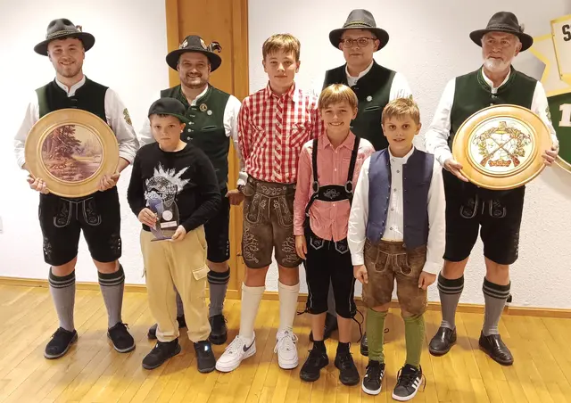 V.l.n.r.: Benedict Schenk, Tim Wolff, Kassierer Christian Kratzl, Maximillian Kokott, Sebastian Kokott, 2. Sportleiter Wolfgang Wagenknecht, Lorenz Wagenknecht, Vorsitzender Günter Pohl