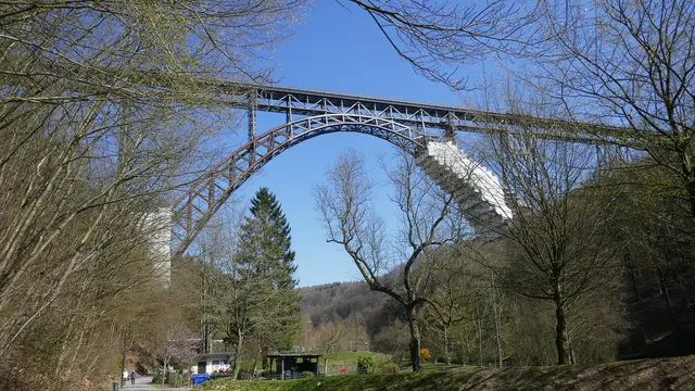 Die Müngstener Brücke im berg. Land