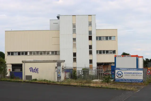 Gebäude der Teefabrik kurz vor dem Abriss