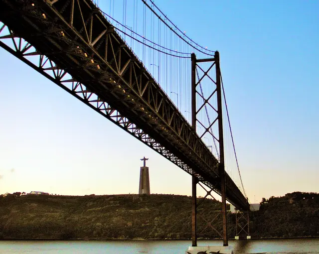 Die Ponte 25 de Abril über dem Tejo in Lissabon