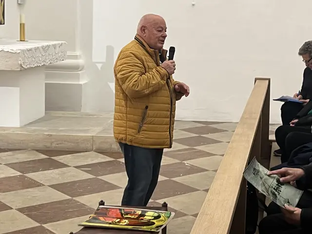 Karl Ritter ist ein wandelndes Geschichts- und Geschichtenbuch, wenn es um „seine“ Kirche St. Afra im Felde geht | Foto: Steffen Brühl (Archivbild)