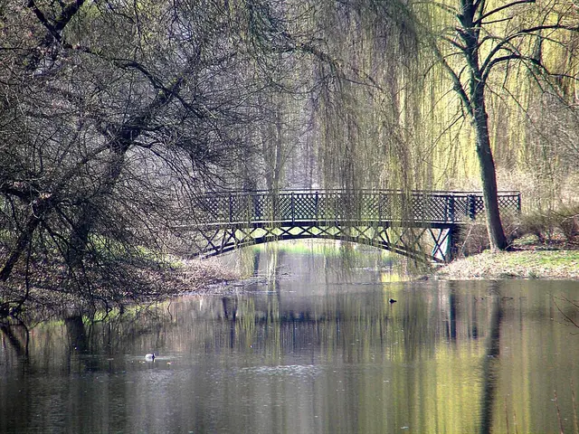Fußgängerbrücke im Park von Krefeld-Linn