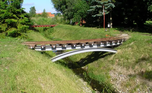 Eisenbahnbrücken auf einem Gelände eines Hotels in Greifswald