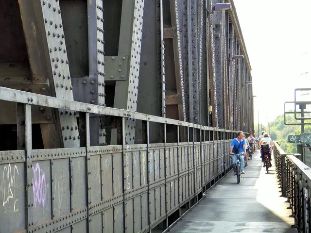 Fahrradweg auf der Eisenbahnbrücke nach Rheinhausen