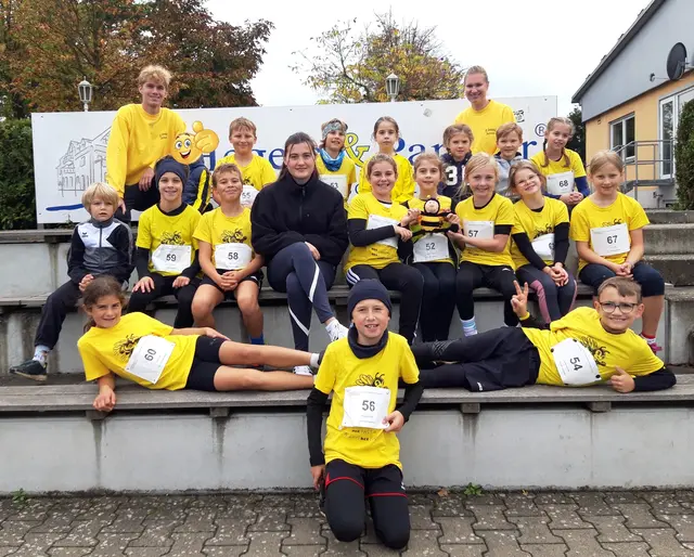 Die teilnehmenden Athleten der U10 mit Biene Lilli. | Foto: M. Grasse