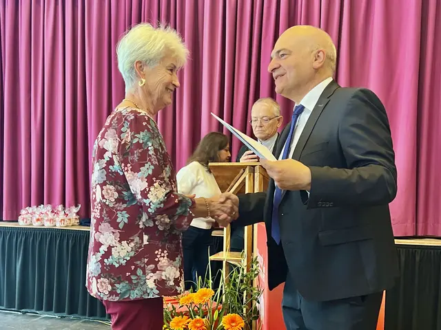 Heidi Ritter wird von Direktor Müller mit der Goldenen Caritas-Nadel ausgezeichnet. | Foto: Sabine Tyroller