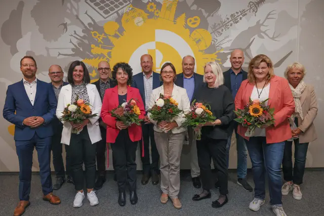 (v. l. n. r.) Christopher Schuhknecht, Geschäftsbereichsleiter Kreisangelegenheiten, Schulamtsdirektor Stefan Bader, Bianca Nowotny, Leiter des Staatlichen Schulamts, Schulamtsdirektor Thomas Adleff, Andrea Halder, Landrat Martin Sailer, Dr. Martina Walther, Mathias Lessing, Vera Lindenberg, Schulamtsdirektor Alexander Graßer, Petra Raßhofer und Schulamtsdirektorin Elisabeth Wieland. | Foto: Lina Prinzensing